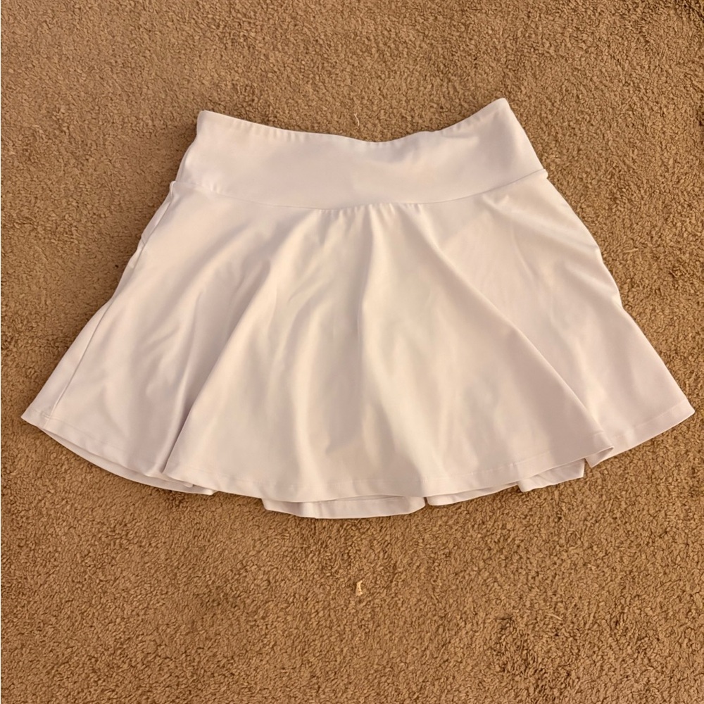 Women’s white athletic skirt w/ built in shorts
